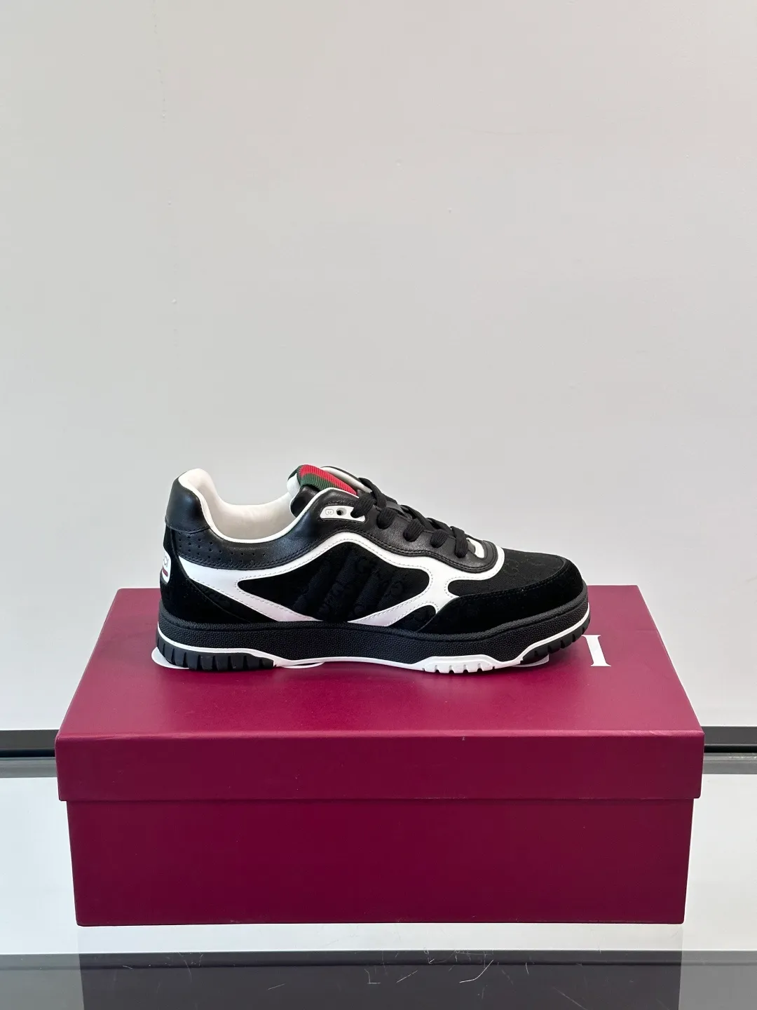 Men's Men's Shoes 💰480 [New Style] 🦨🦨Gucci 𝐆𝐮𝐜𝐜𝐢 𝐑𝐞-𝐖𝐞𝐛 As a sneaker created by Sabato De Sarno for Gucci, the Re-Web series reinterprets the brand's classic stripes, with bold and unique details to set off a modern silhouette design. These shoes are crafted from white leather. This new sneaker is ingeniously decorated with many of the brand's classic details, and is equipped with a bright red and green webbing tongue, which will make people fall in love at first sight. White leather has been specially treated to be soft and shiny, with an embossed grained texture. Script Gucci logo and Interlocking G web label with Interlocking G and script Gucci logo. Rubber outsole with Interlocking G detail eyelets. Web tongue. Size: Female 35-40 (Female 41, 42 customized). Male 38-44 (45, 46 customized)